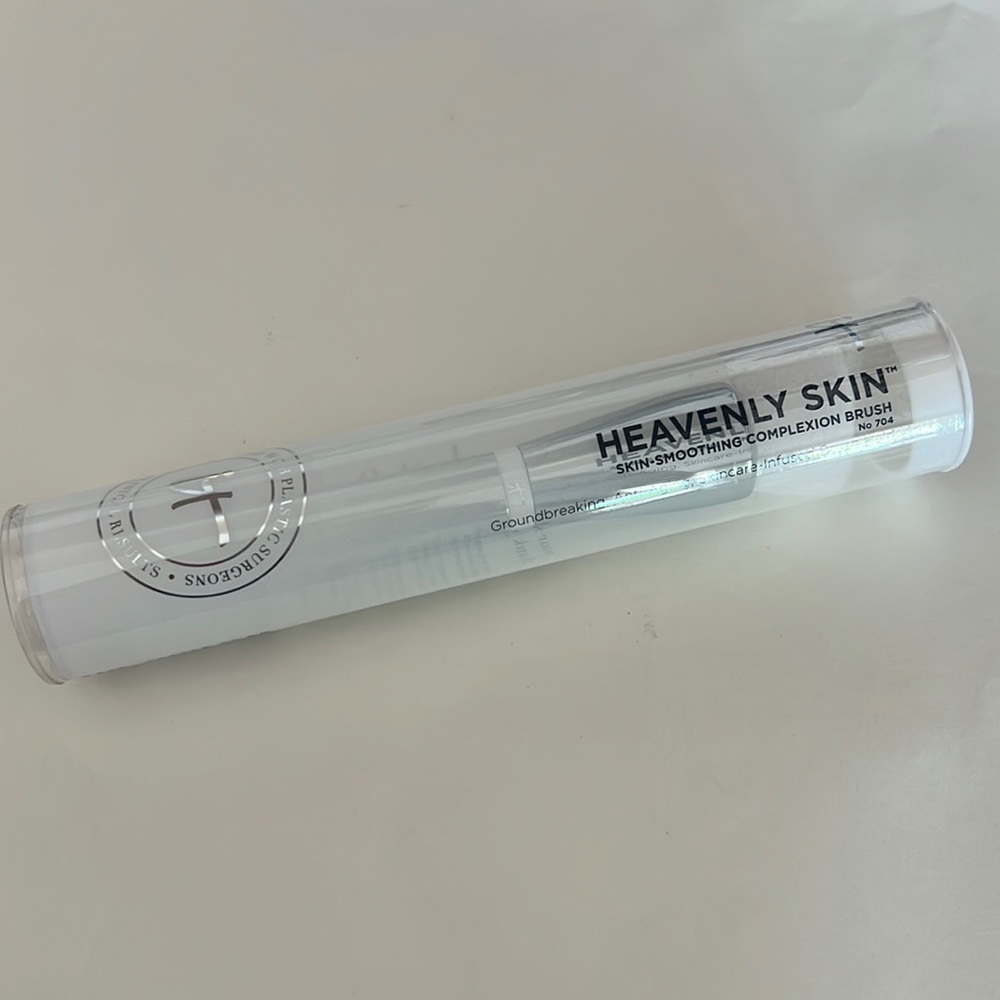 It Cosmetics Heavenly Skin Skin-Smoothing Complexion Brush #704